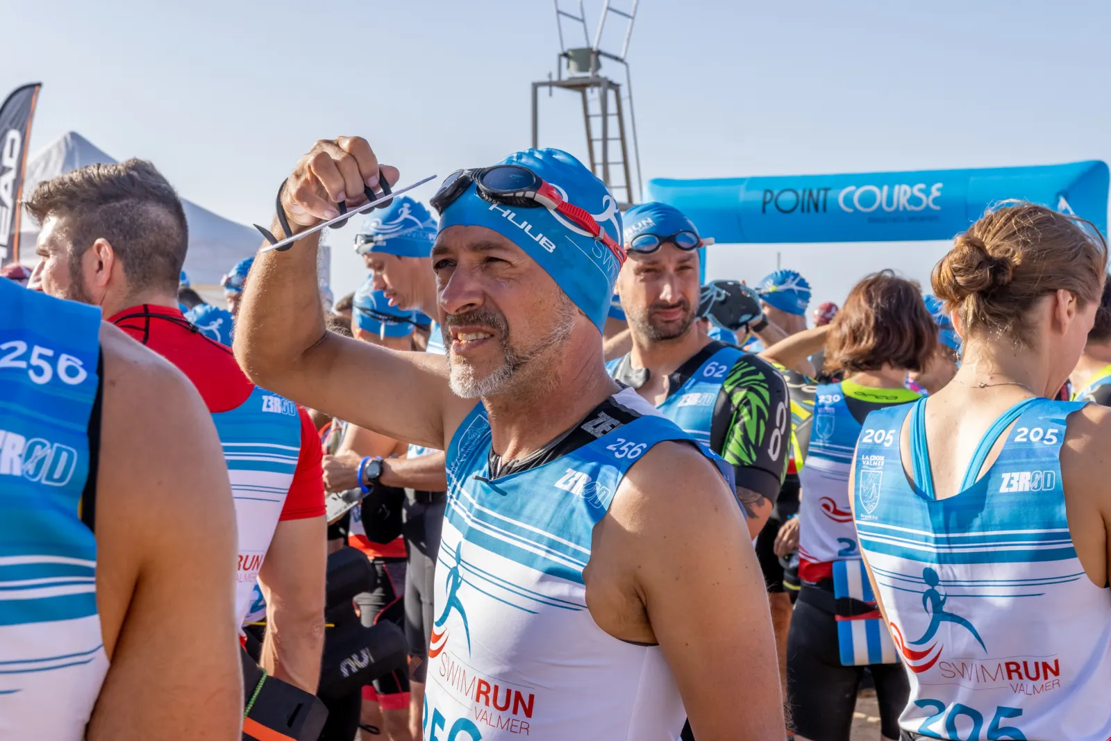 Dossards personnalisés portés par des concurrents de swimrun